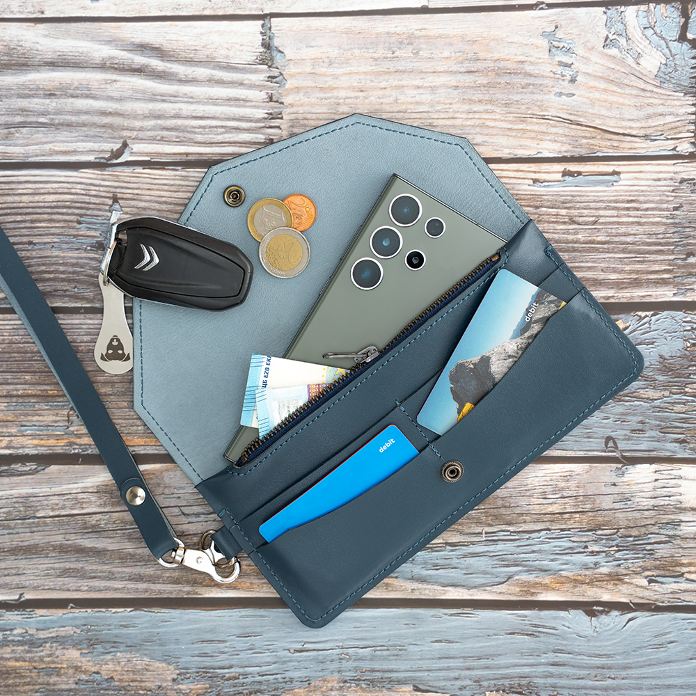Clutch aus stahlblauem Kalbsleder