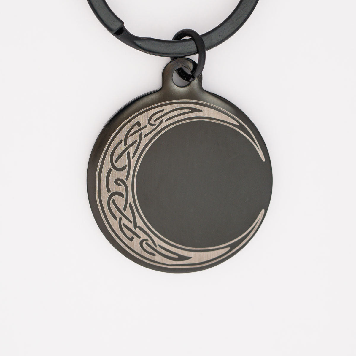 schwarze Edelstahl Hundemarke und einem gravierten keltischen Mond