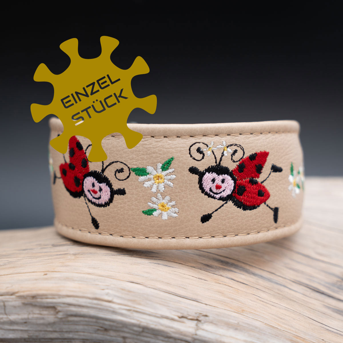 Einzelstück auf einem Klex für Frontalansicht des 4,5 cm breiten Lederhalsbands für kleine bis mittlere Hunde