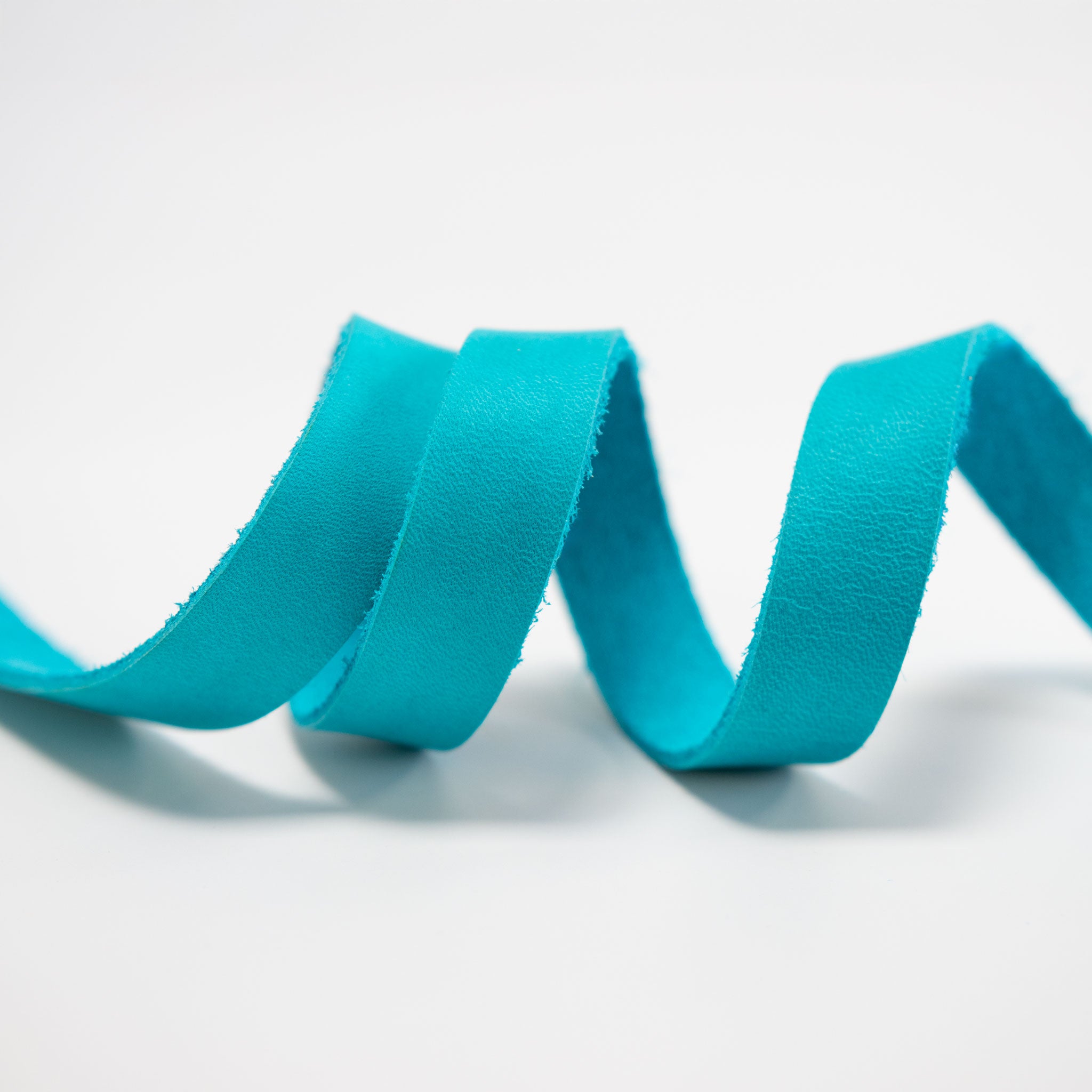 fettlederriemen gerollt türkis