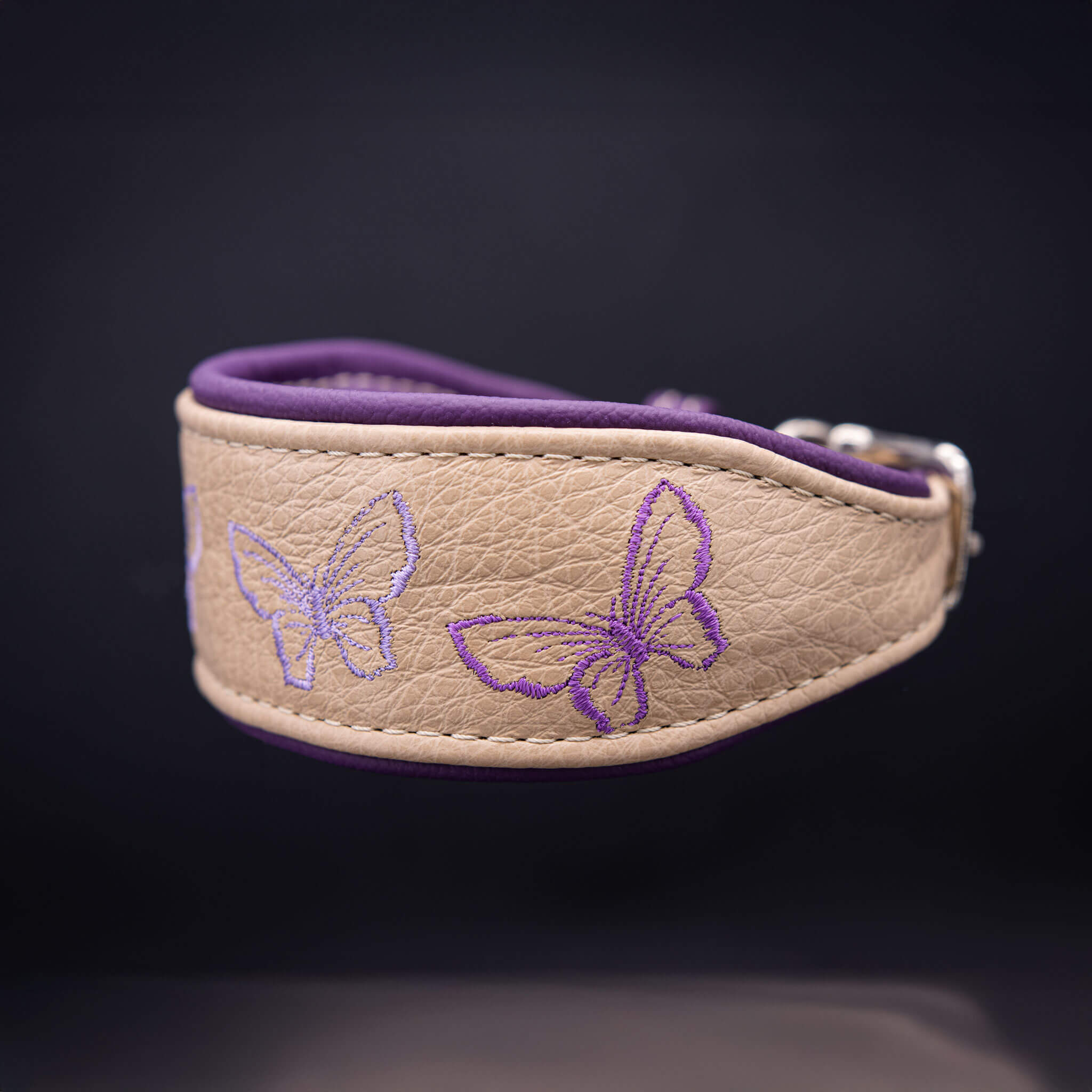 Whippet Lederhalsband "Schmetterling" – 5cm breit – weiches Nappa Beige/Lila
