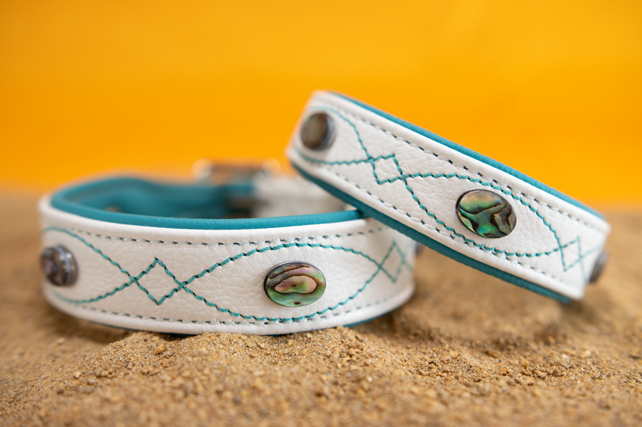 Hundehalsband mit Muscheln, Hundehalsband feinst bestickt, handgefertigte Hundehalsbänder aus Meisterhand. Fettleder Halsband, Riemen Halsband oder klassisches Nappa Halsband, mit Lasergravur, Heiß Geprägt oder feinst bestickt, handmade-4-dogs