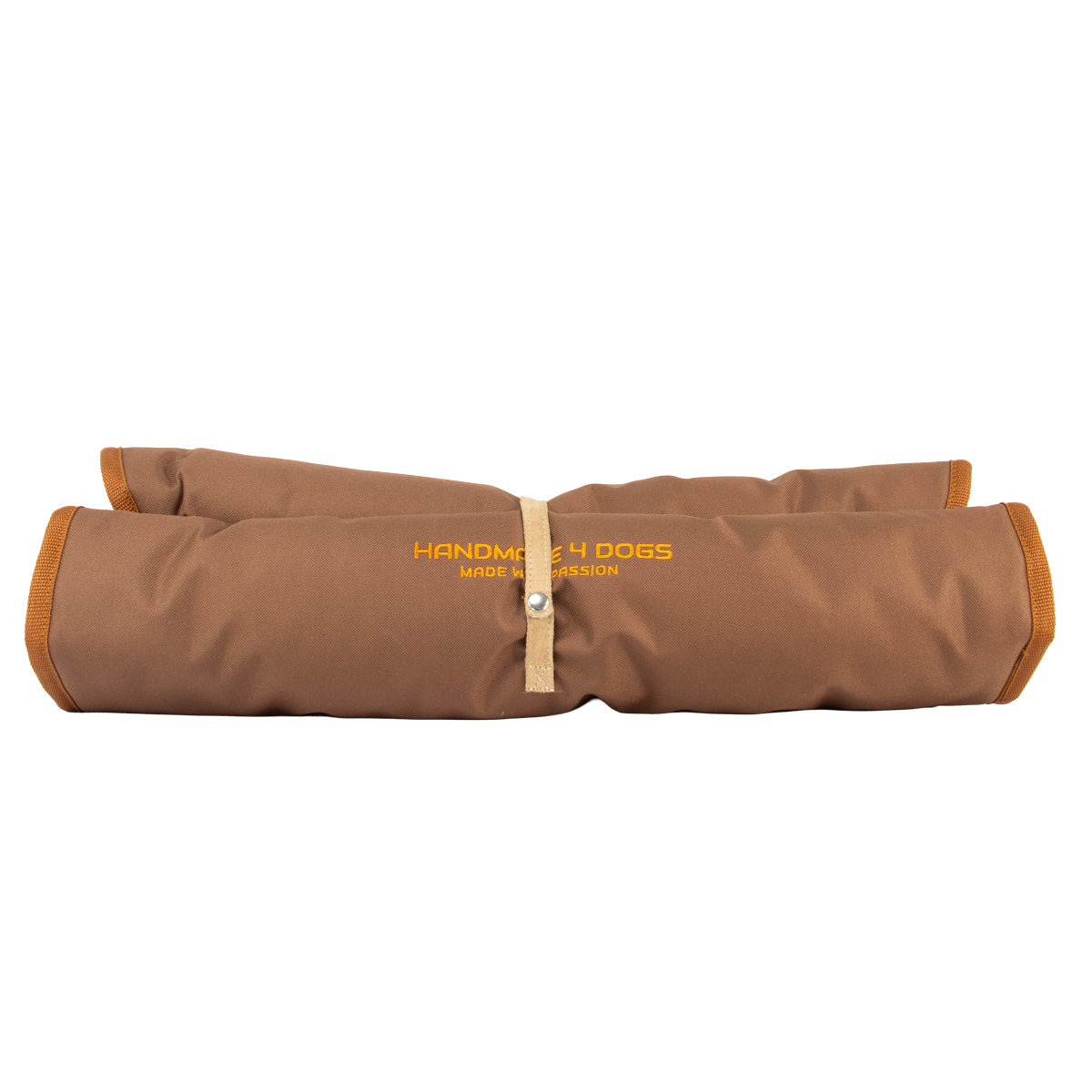 Handgefertigtes Dog Bed To Go LIGHT Hundereisebett in Braun, zusammengerollt mit Verschlussgurt und Druckknopf, handmade4dogs.