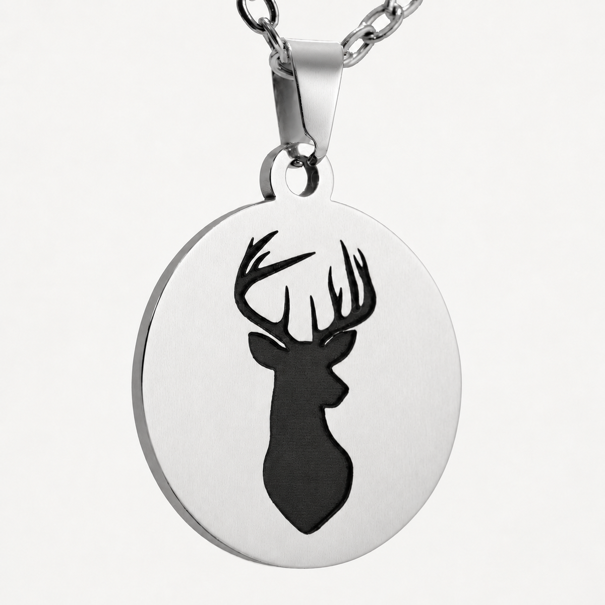 Silberfarbene Hirschkopf-Halskette mit schwarzer Laser-Tiefengravur, 20-mm-Anhänger und 60-cm-Kette
