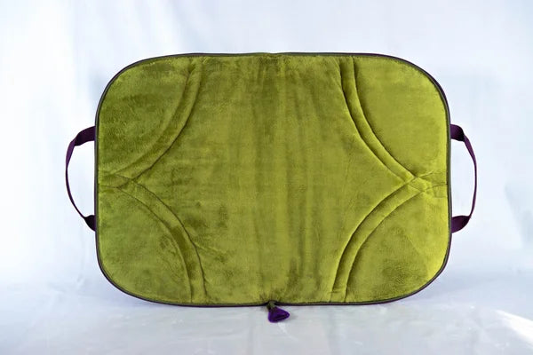 Hunde-Reisebett-in-pflaumenfarben-handgefertigt-von-handmade-4-dogs-mit-dicker-liegefläche-in-grün
