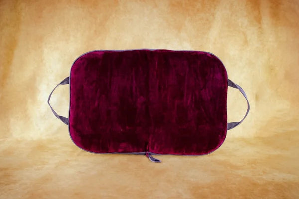 Hunde-Reisebett-handgefertigt-von-handmade-4-dogs-in-graphit-grau-mit-roter-liegefläche 