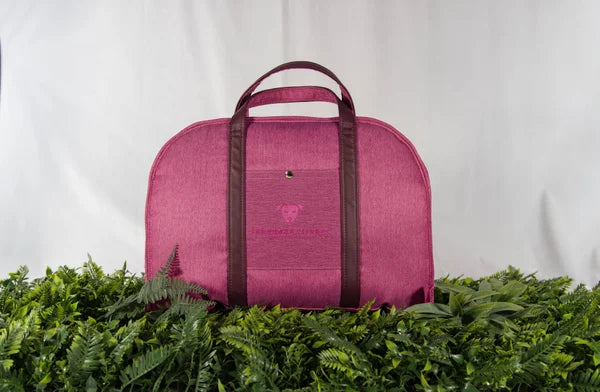 hunde-reisebett-in-pinker-Jeansoptik ,die-griffe-sind-aus-veganem-Leder-gefertigt, die-Liegefläche-des-Hunde-Reisebettes-ist-eine-bestickter-grauer-Alcantara, das-hunde-reisebett-ist-handgefertigt-von-handmade-4-dogs, auf-dem-hunde-reisebett-welches-handgefertigt-ist-liegt-ein-parson-russell-terrier.sie-heißt-bourbon-vanille-of-green-spirits