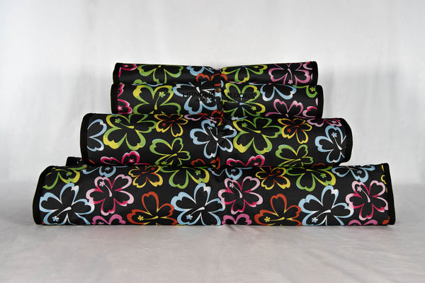 Hunde-Reisebett-von-handmade-4-dogs-Dieses-Hunde-Reisebett-hat-aussen-bunte-Hibiskusblüten-auf-schwarzem-Untergurnd-wurde-mit-einem-schwarzen-riemen-eingefaßt-und-die-liegefläche-wird-aus-einem-12oz-jeansstoff-gebildet-welcher-4-cm-dick-ist