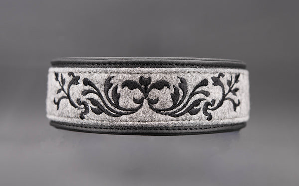 Hundehalsband feinst bestickt, handgefertigte Hundehalsbänder aus Meisterhand. Fettleder Halsband, Riemen Halsband oder klassisches Nappa Halsband, mit Lasergravur, Heiß Geprägt oder feinst bestickt, handmade-4-dogs