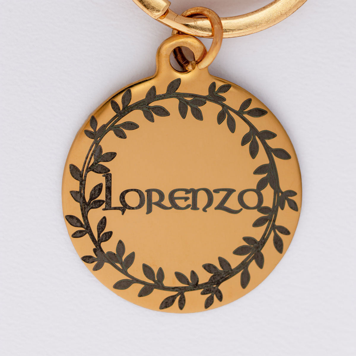 personalisierte goldene Hundemarke mit einem Lorbeerkranz und dem Rufnamen Lorenzo graviert 