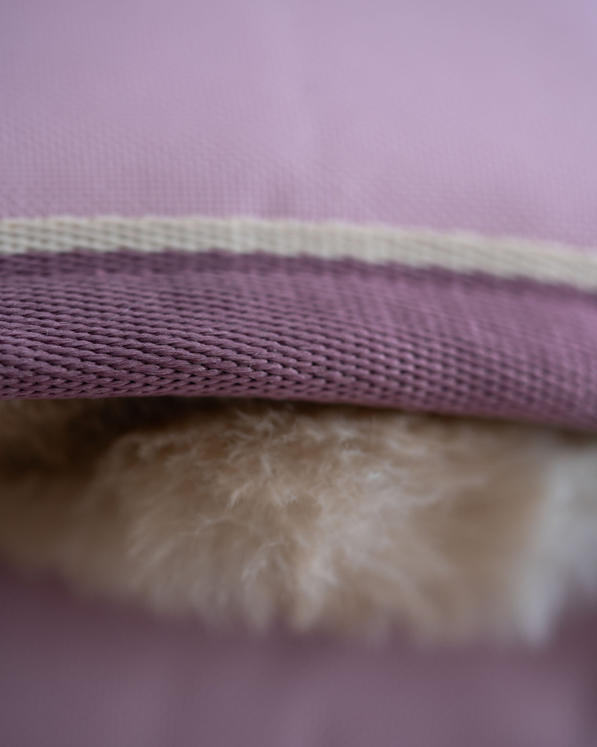Detailaufnahme des Einfassbandes in der Farbe "Erika"