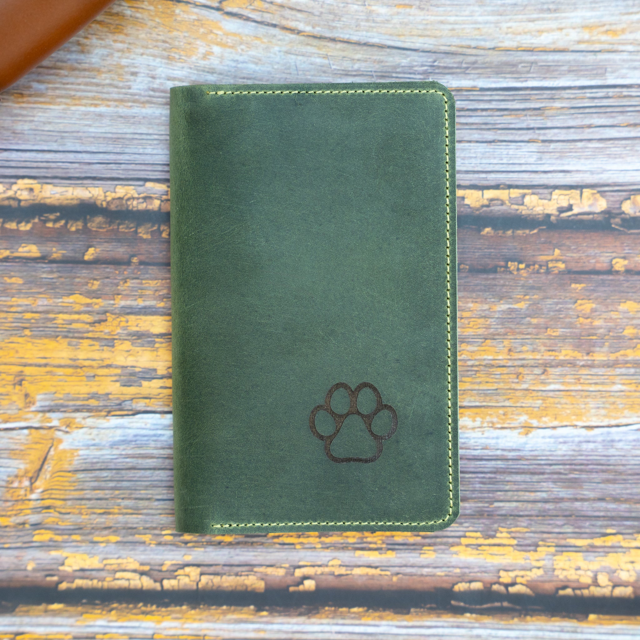 crazy-horse-leder-impfpasshülle-für-haustiere-mit-pfotengravur-in-hunter-green