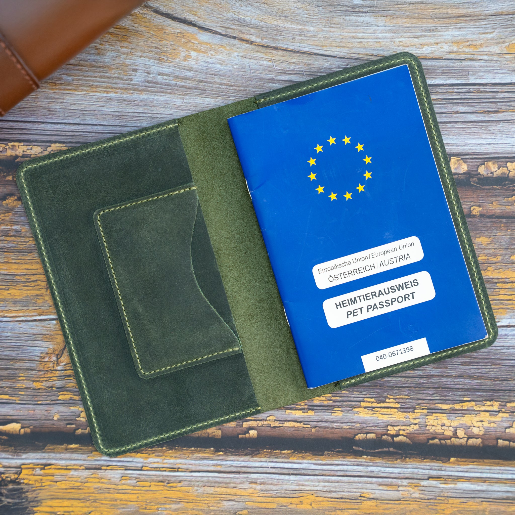 geöffnete-crazy-horse-leder-impfpasshülle-für-haustiere-mit-pfotengravur-in-hunter-green