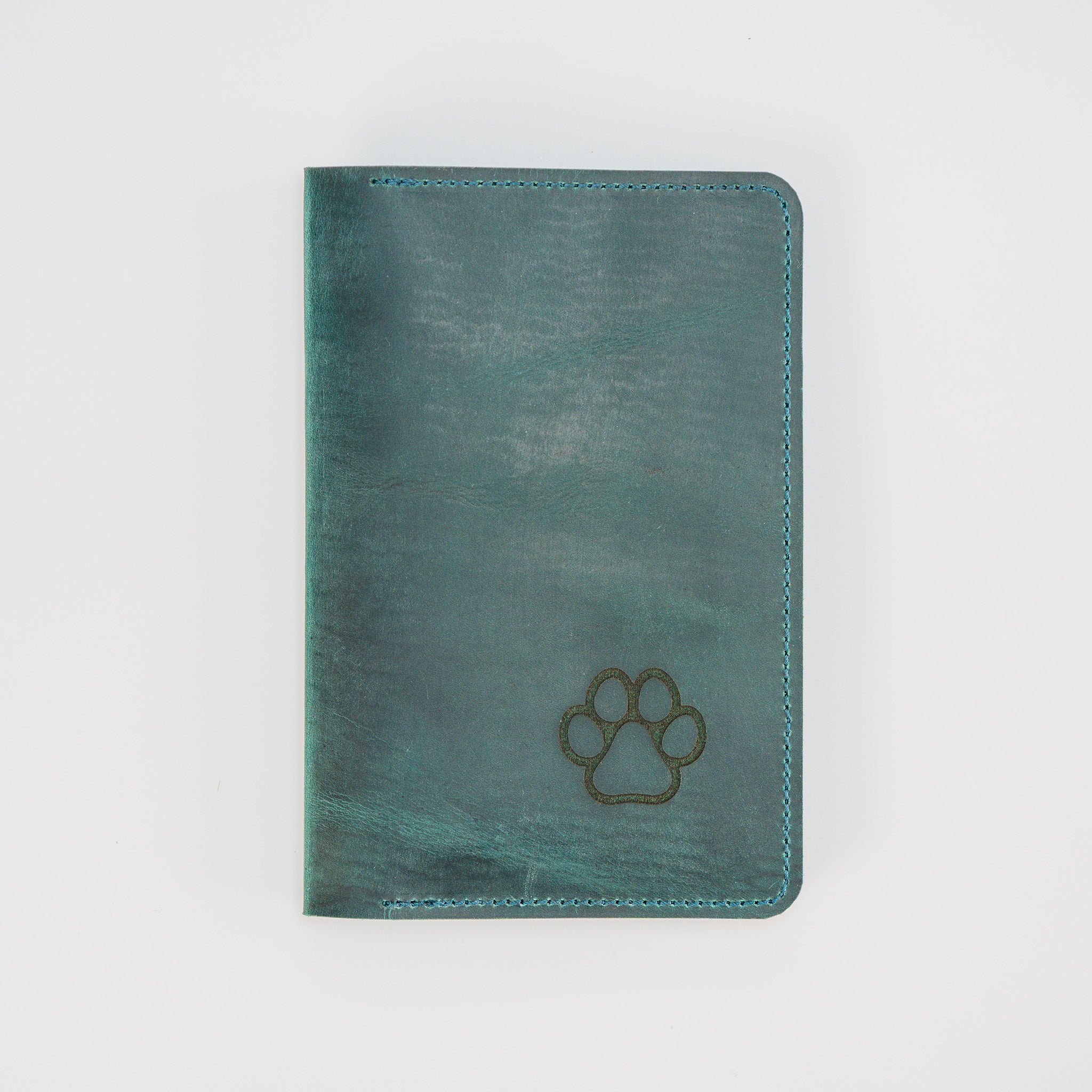 crazy-horse-leder-impfpasshülle-für-haustiere-mit-pfotengravur-in-petrol