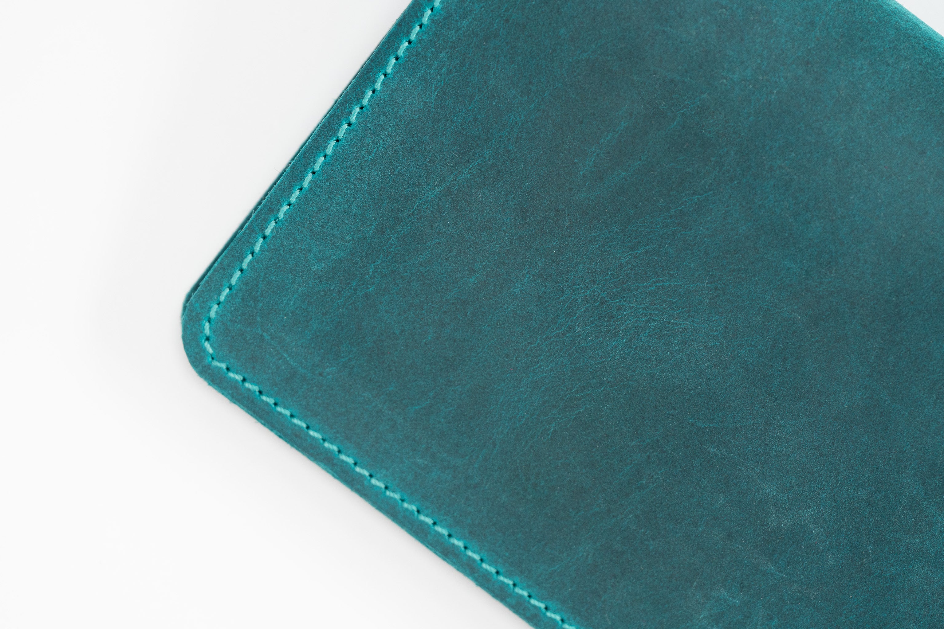 Dein Unikat: Handgefertigte Heimtierausweishülle aus Crazy Horse Leder – Gestalte sie selbst!