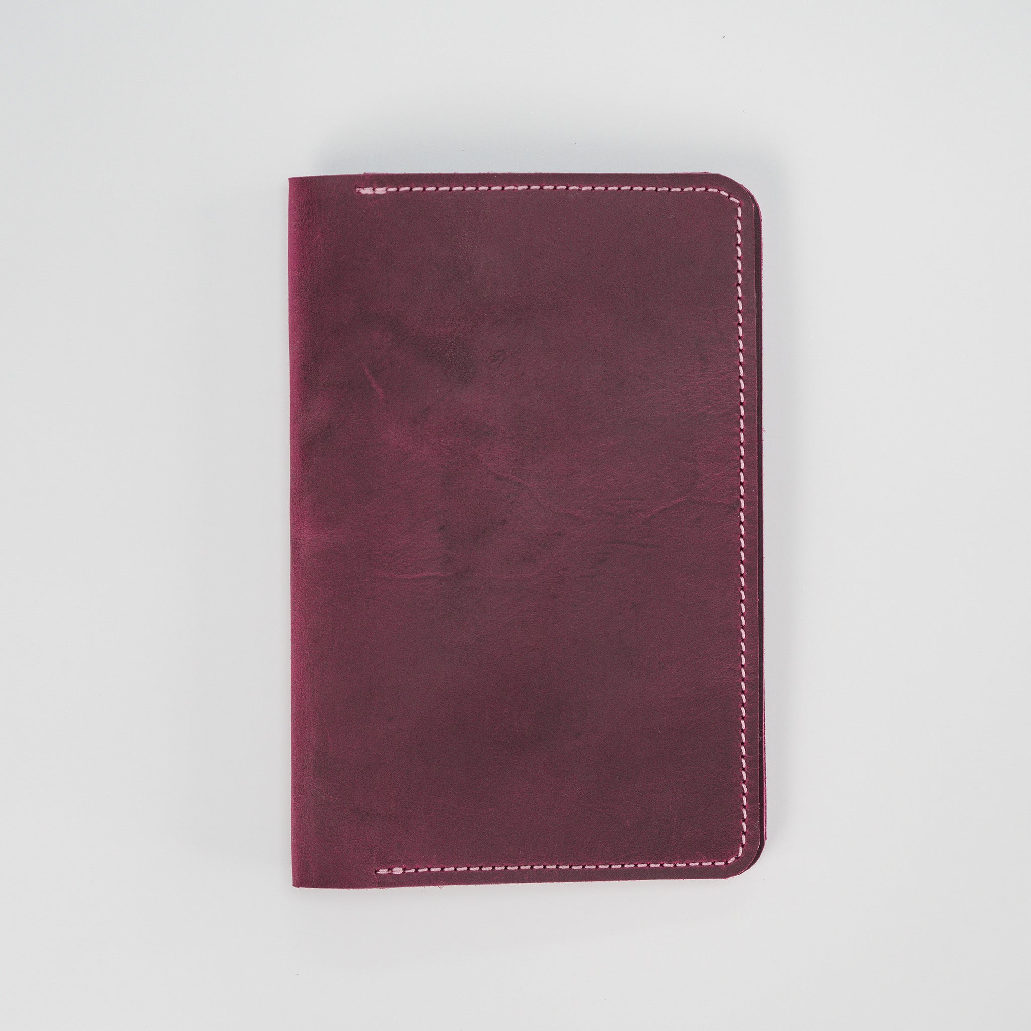 Dein Unikat: Handgefertigte Heimtierausweishülle aus Crazy Horse Leder – Gestalte sie selbst!