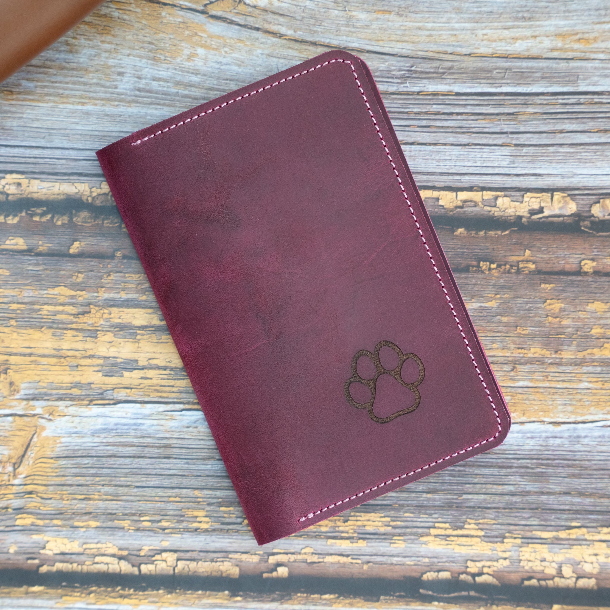 crazy-horse-leder-impfpasshülle-für-haustiere-mit-pfotengravur-in-wild-berry