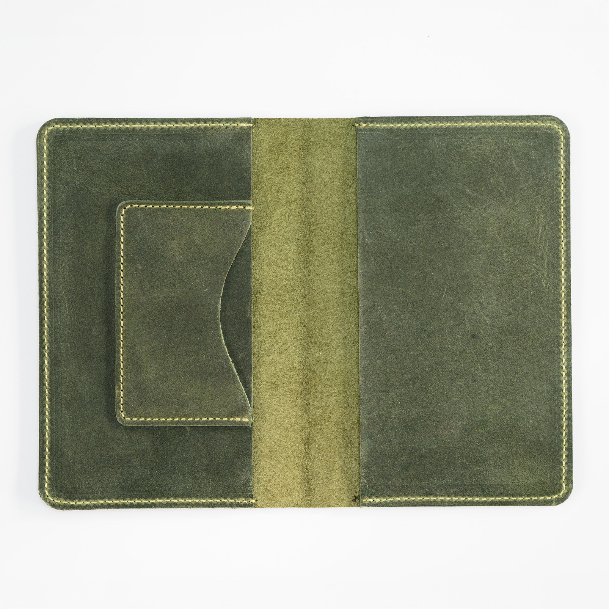 Dein Unikat: Handgefertigte Heimtierausweishülle aus Crazy Horse Leder – Gestalte sie selbst!