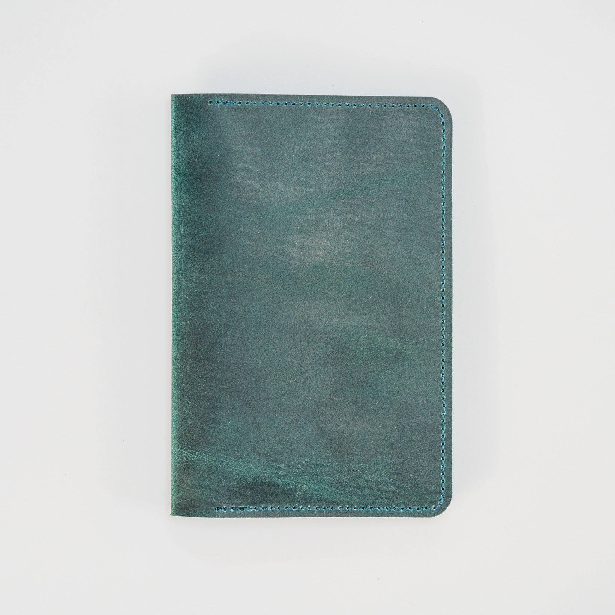 Dein Unikat: Handgefertigte Heimtierausweishülle aus Crazy Horse Leder – Gestalte sie selbst!