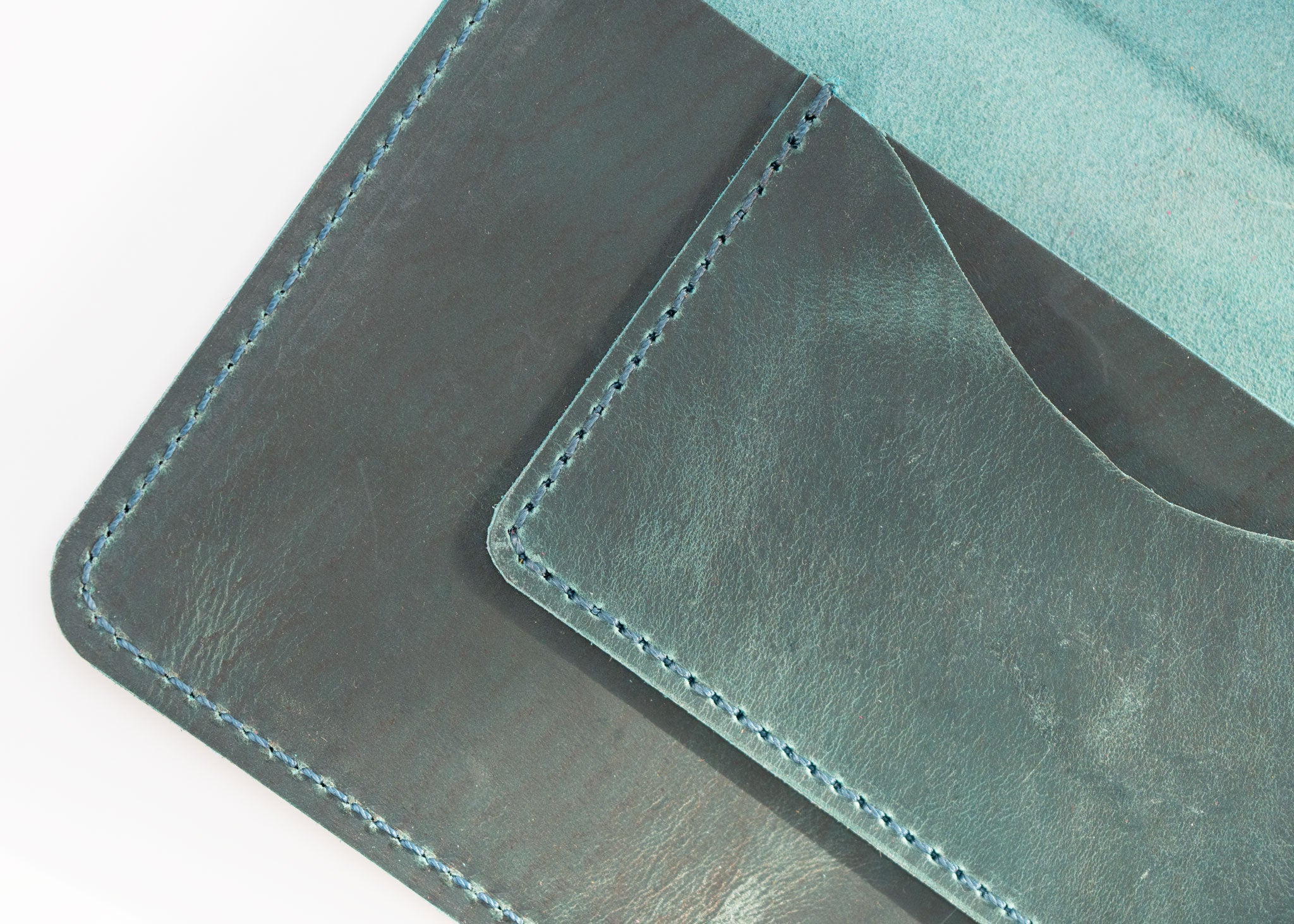 Dein Unikat: Handgefertigte Heimtierausweishülle aus Crazy Horse Leder – Gestalte sie selbst!