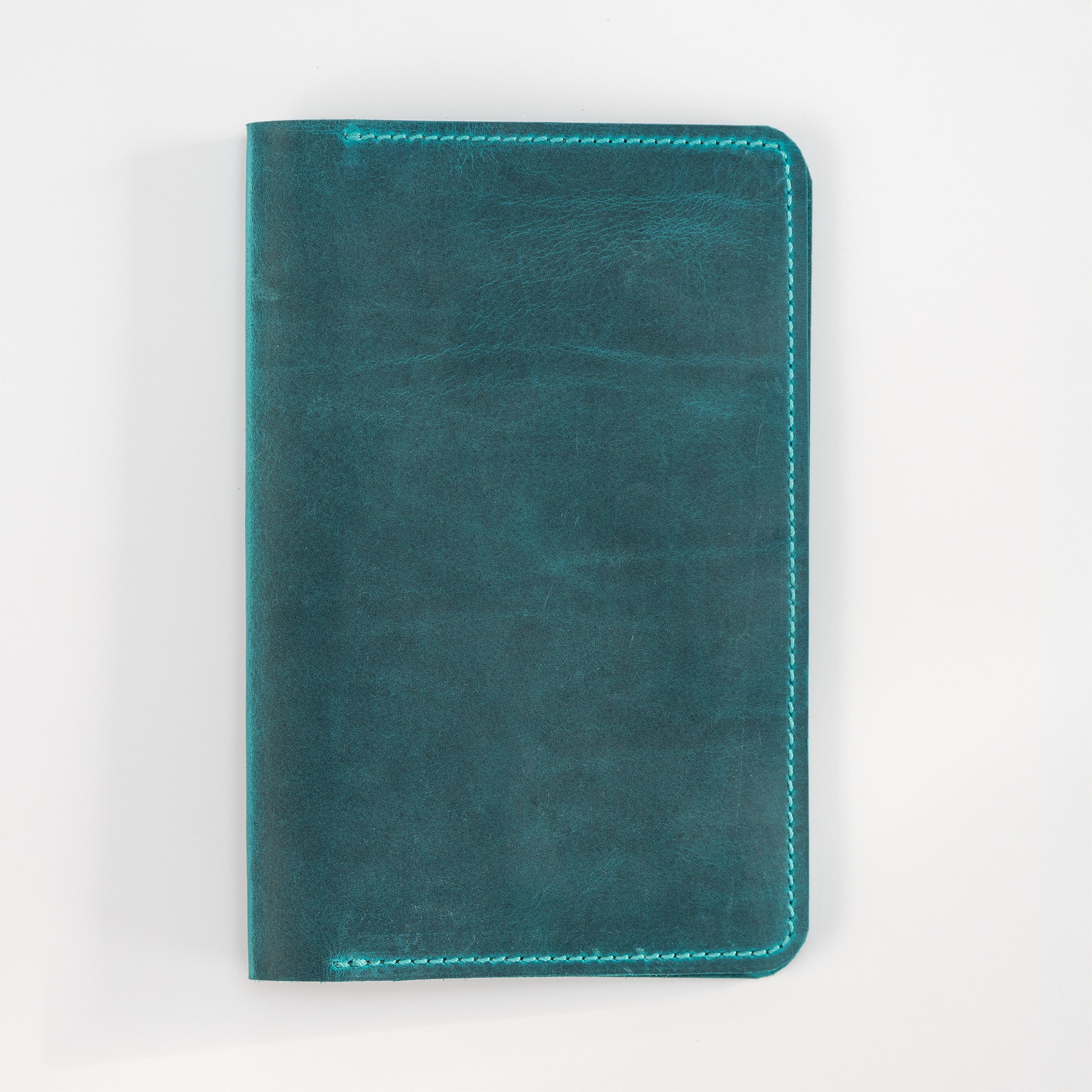 Dein Unikat: Handgefertigte Heimtierausweishülle aus Crazy Horse Leder – Gestalte sie selbst!