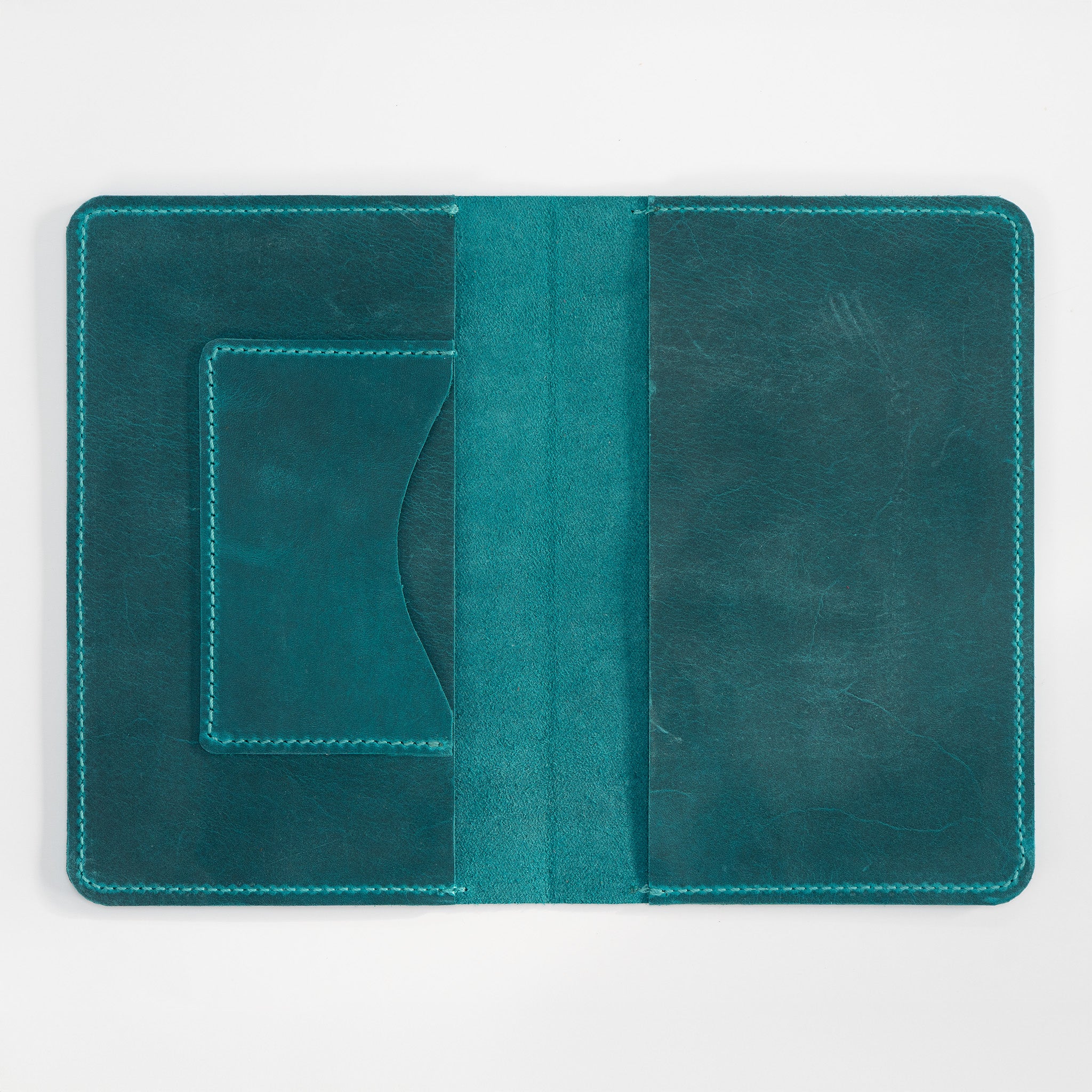 Dein Unikat: Handgefertigte Heimtierausweishülle aus Crazy Horse Leder – Gestalte sie selbst!