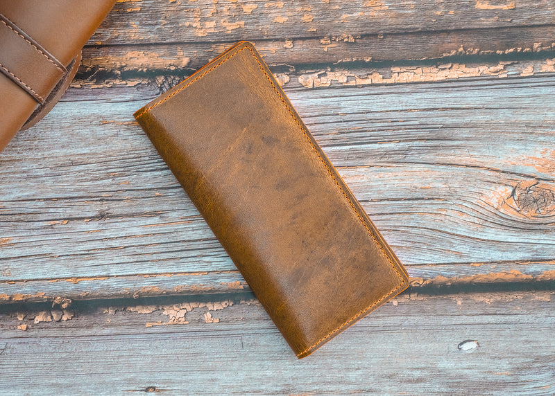 Long-Wallet aus schlamm farbenem Büffelleder, handgefertigt, mit orangen Kontrastnähten