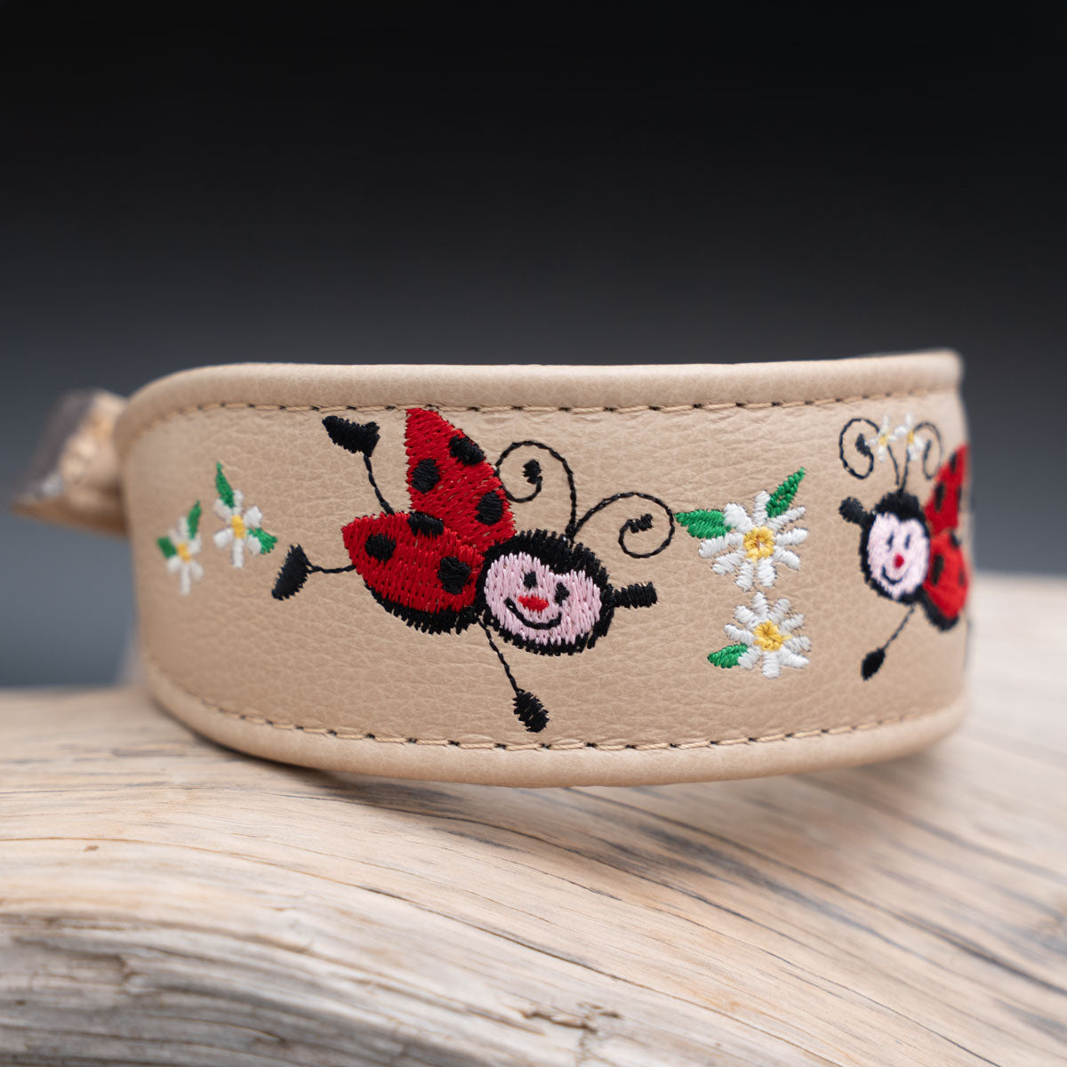 Seitenansicht des Handgefertigtes Einzelstück: Marienkäfer Besticktes Lederhalsband von handmade4dogs aus Österreich
