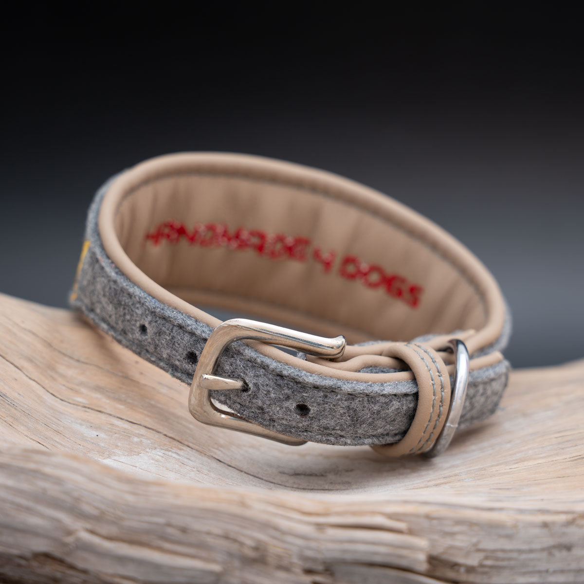 Rückansicht des Halsbandes mit Schnallenverschluss und weicher sandfarbener Lederpolsterung, innenliegender Markenstick "handmade4dogs".