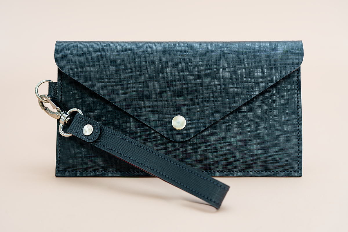 Saffiano Clutch schwarz&brombeere
