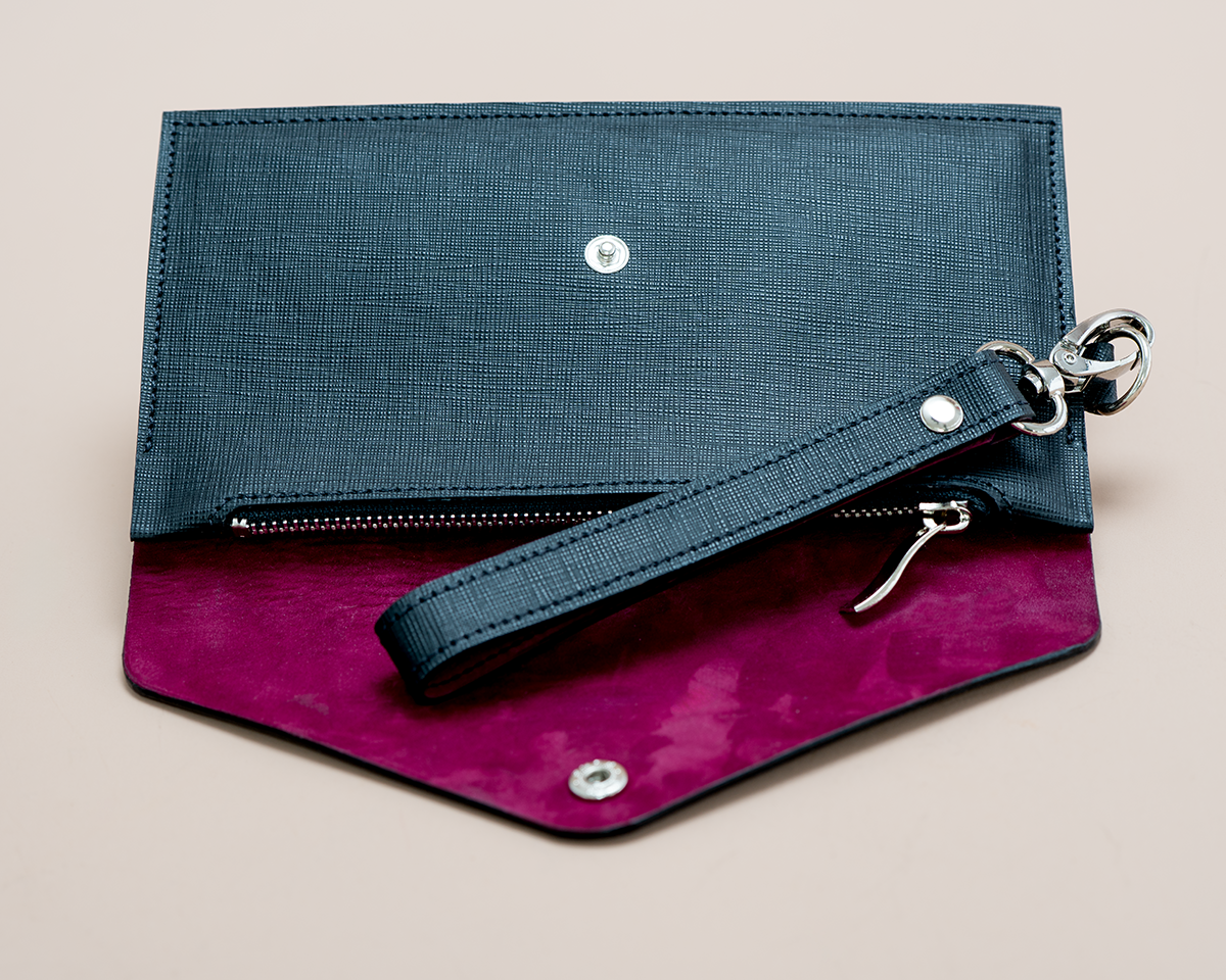 Saffiano Clutch schwarz&brombeere