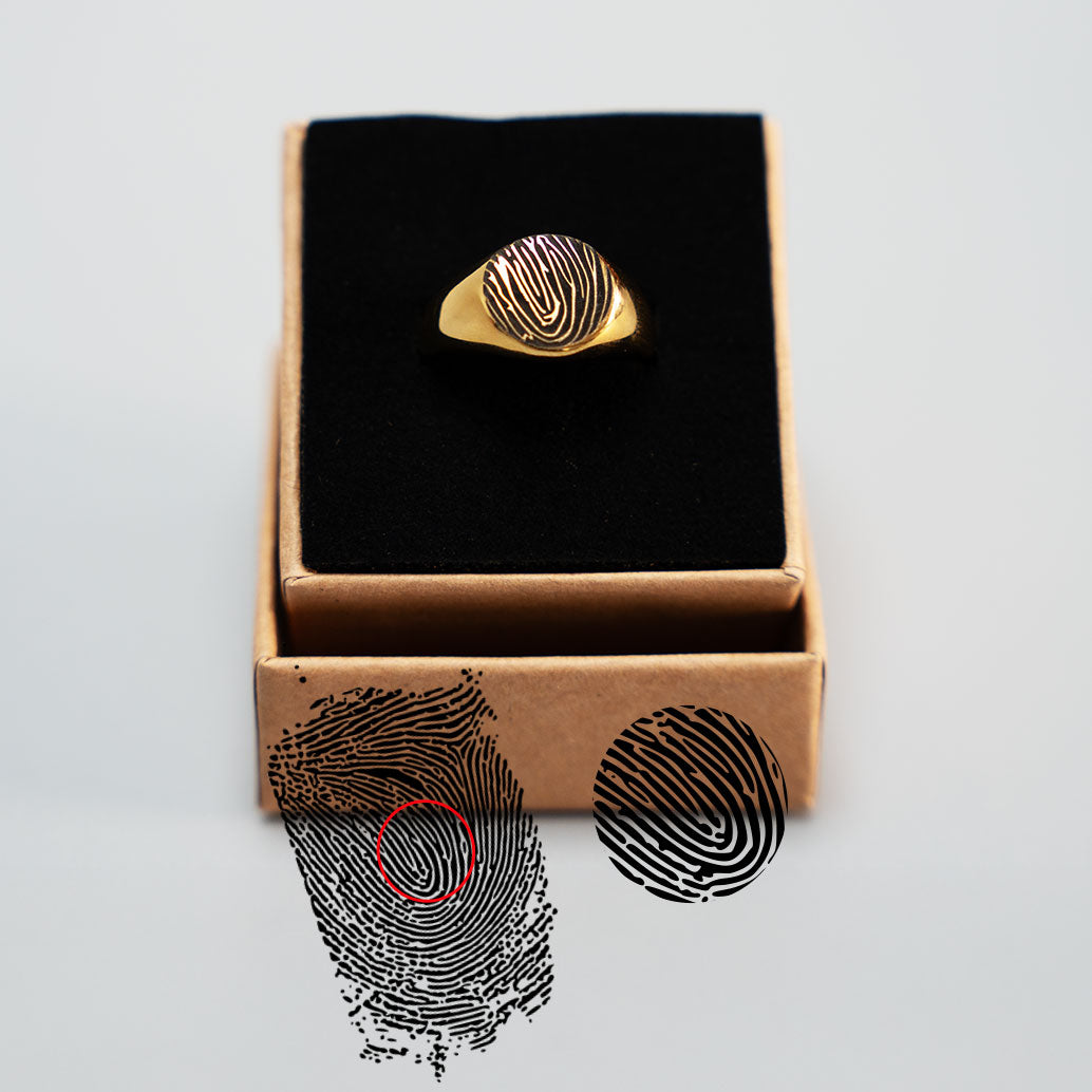 goldener Siegelring in Verpackung mit Fingerabdruck Gravur und die Bildliche erklärung wie dies zustande kommt