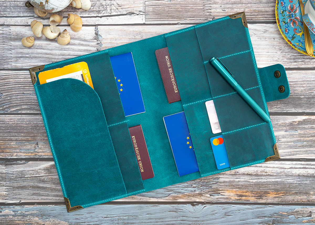 Travel Wallet for4, crazy horse in türkis