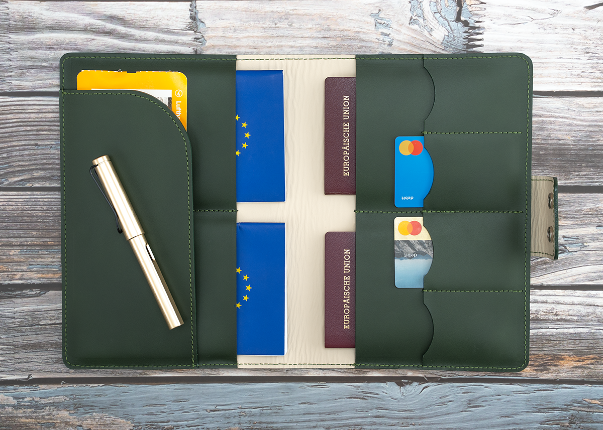 Travel Wallet dunkelgrün für 4