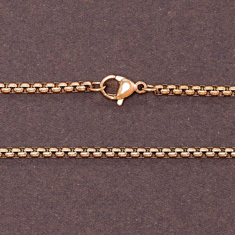 Detailaufnahme einer Venezianerkette in rosegold