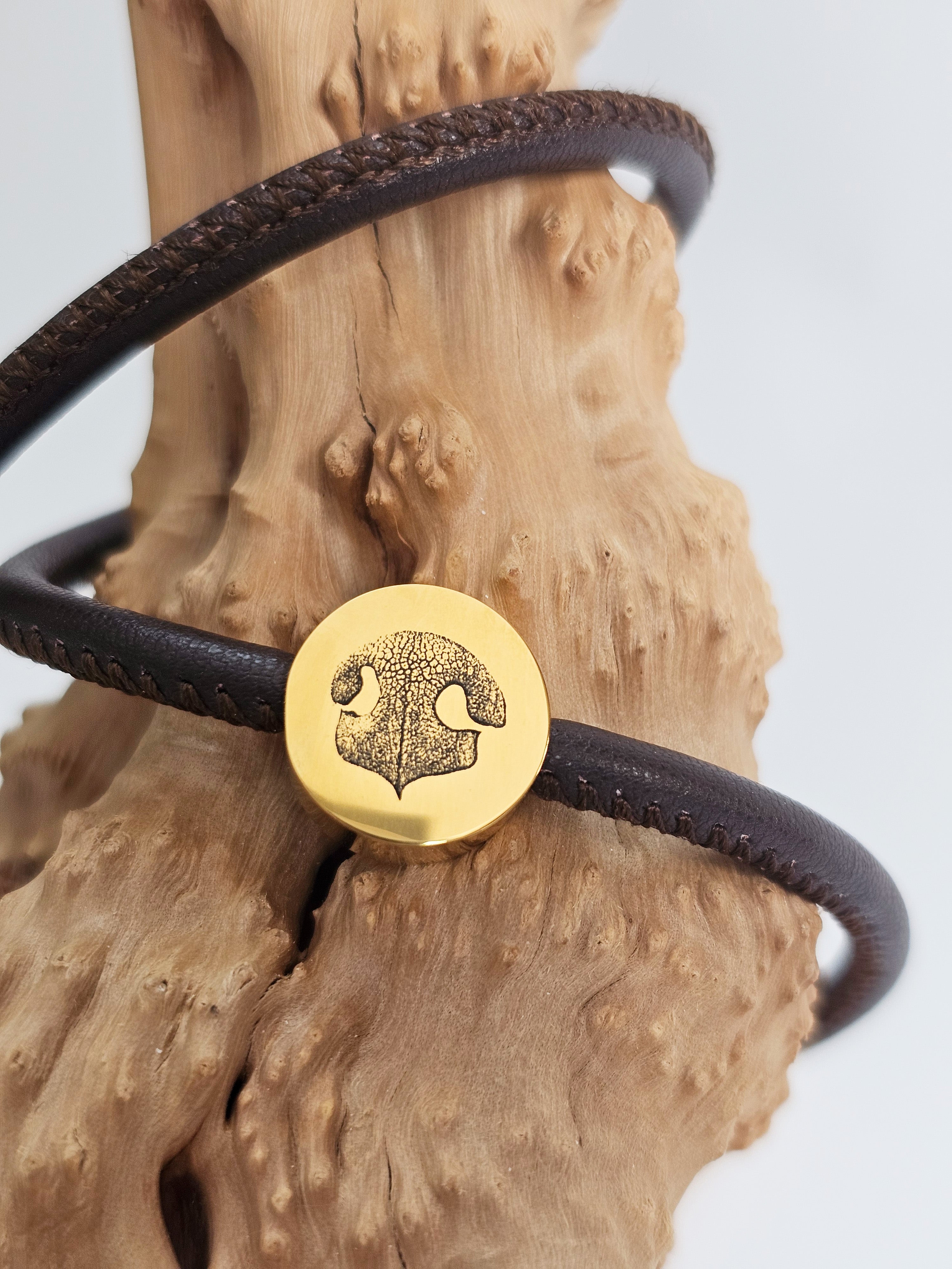 Lederarmband mit graviertem Charm