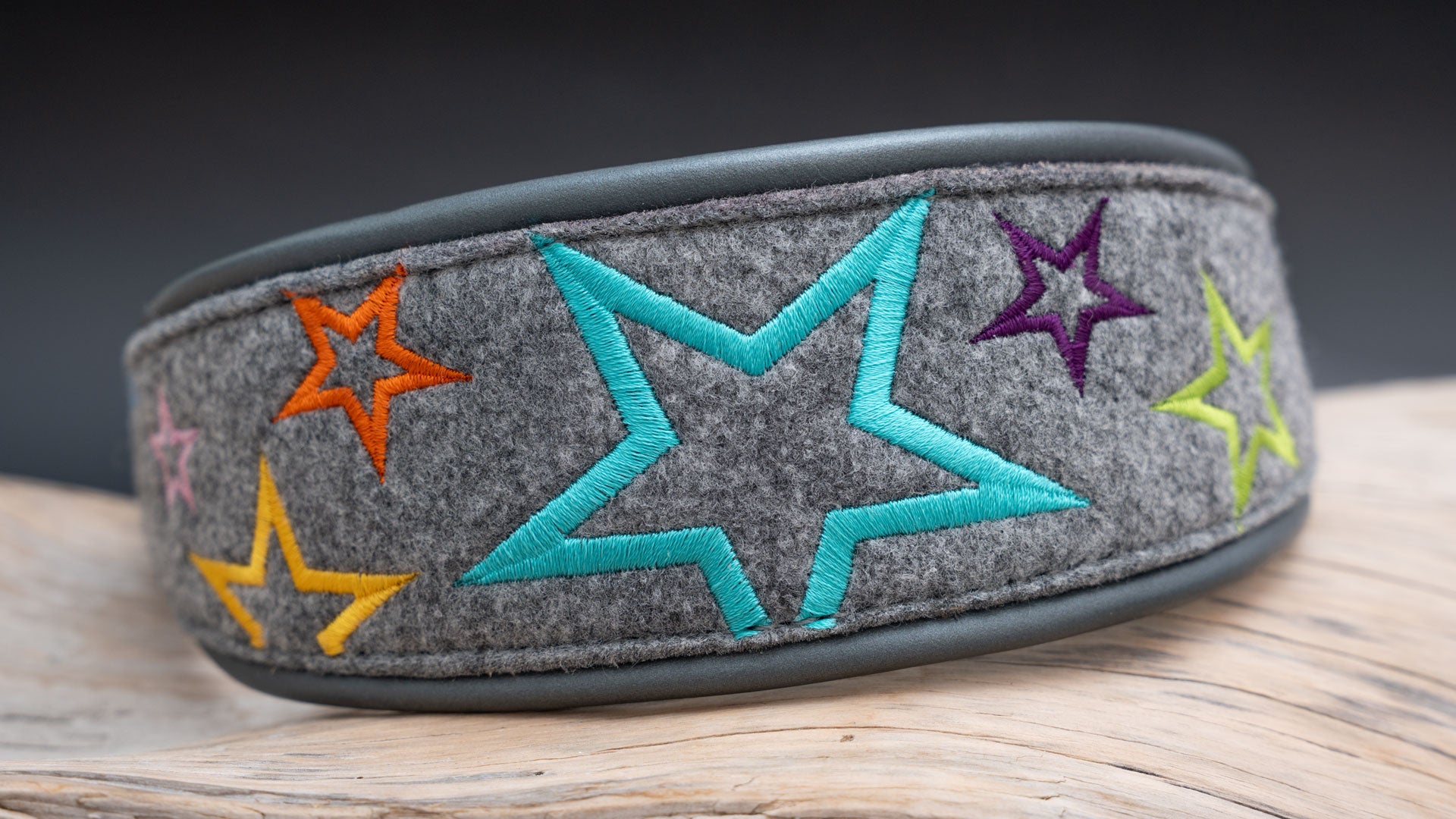 Windhundhalsband aus grauem Metallic-Leder und Filz mit bunten Stick-Sternen in der Frontansicht
