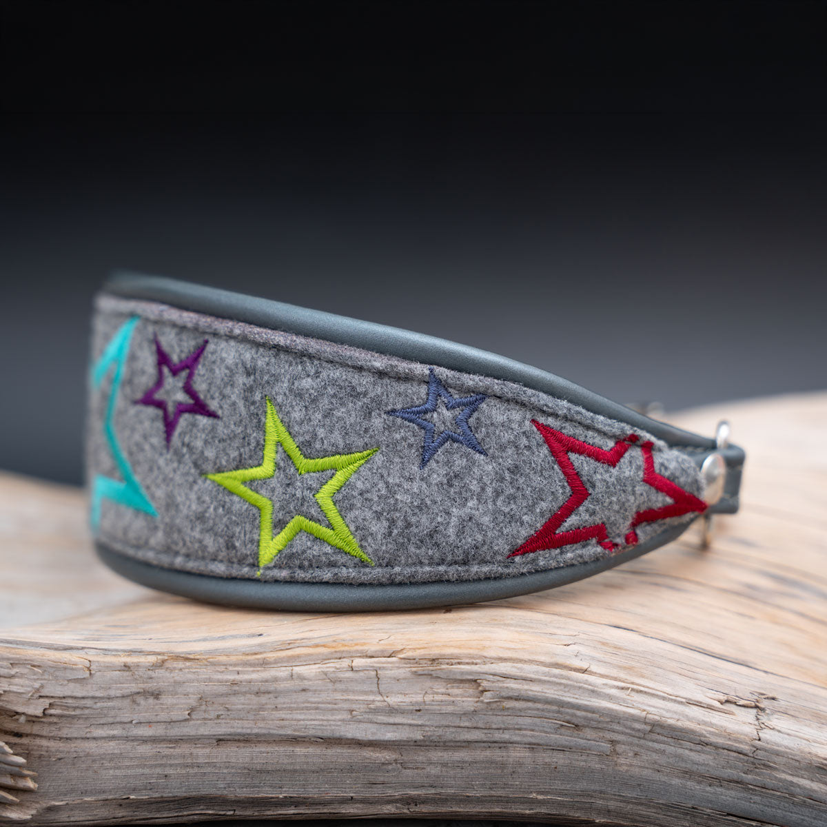 Seitenansicht des 6 cm breiten, geschwungenen Windhundhalsbands mit sichtbarer Metallic-Lederkante