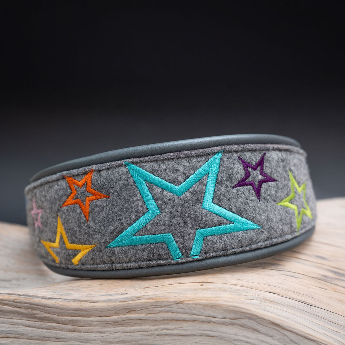 Windhundhalsband aus grauem Metallic-Leder und Filz mit bunten Stick-Sternen in der Frontansicht