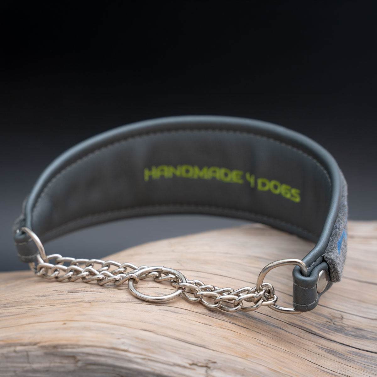 Innenansicht des Halsbandes mit Fokus auf das gebugte graue Metallic-Leder und den Kettenzug-Verschluss.