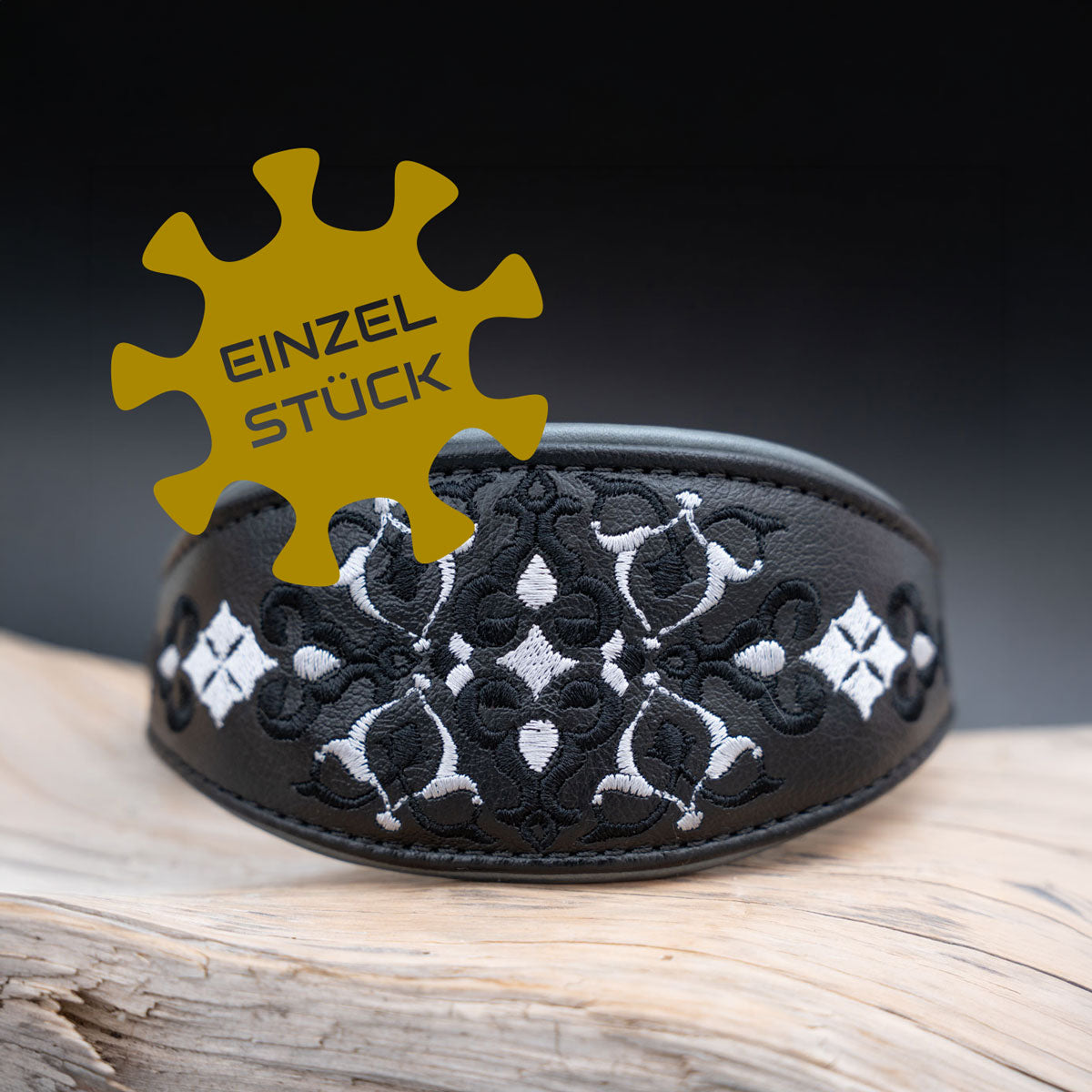 Einzelstück Badge Breites Windhundhalsband aus schwarzem Leder mit silbernem orientalischem Stick und Metallic-Akzenten.