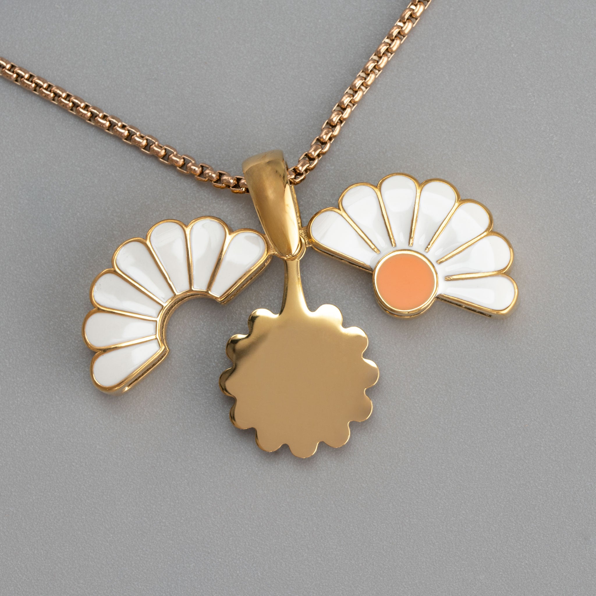 Aufgeklapptes goldenes Margeriten Medaillon mit leerer Gravurplatte