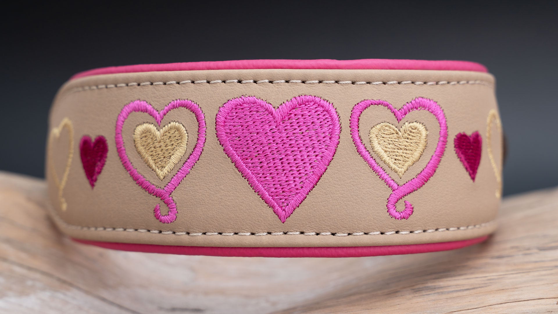 breites Hundehalsband Heartline aus sandfarbenem Leder mit pinker Bestickung Frontansicht