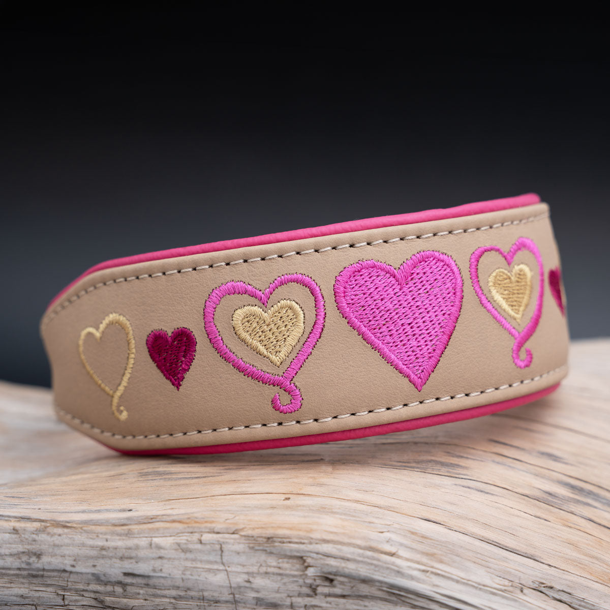 breites Windhundehalsband Heartline aus sandfarbenem Leder mit pinker Bestickung Frontansicht
