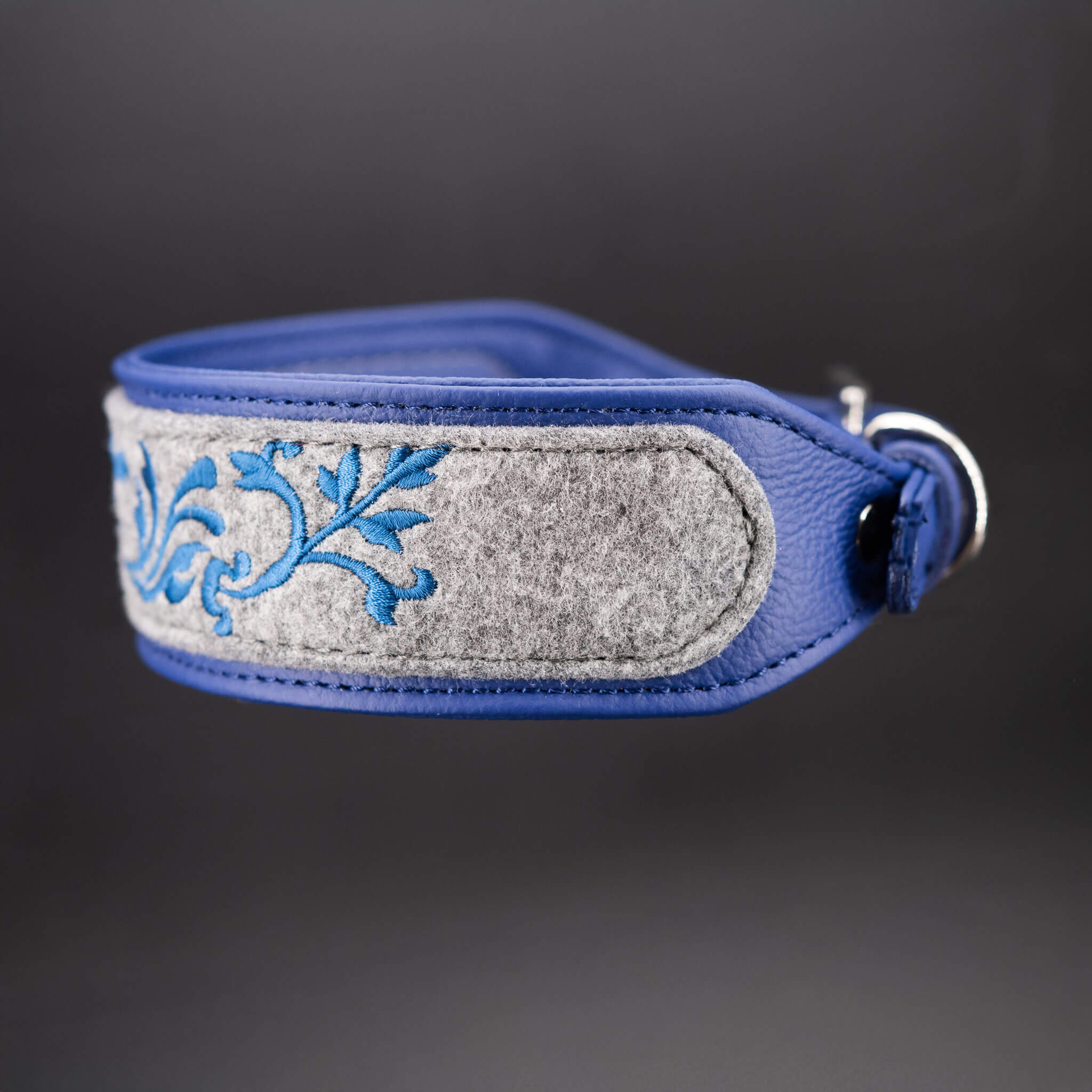 Breites Hundehalsband 5,5 cm mit Ornament-Stickerei Seitenansicht