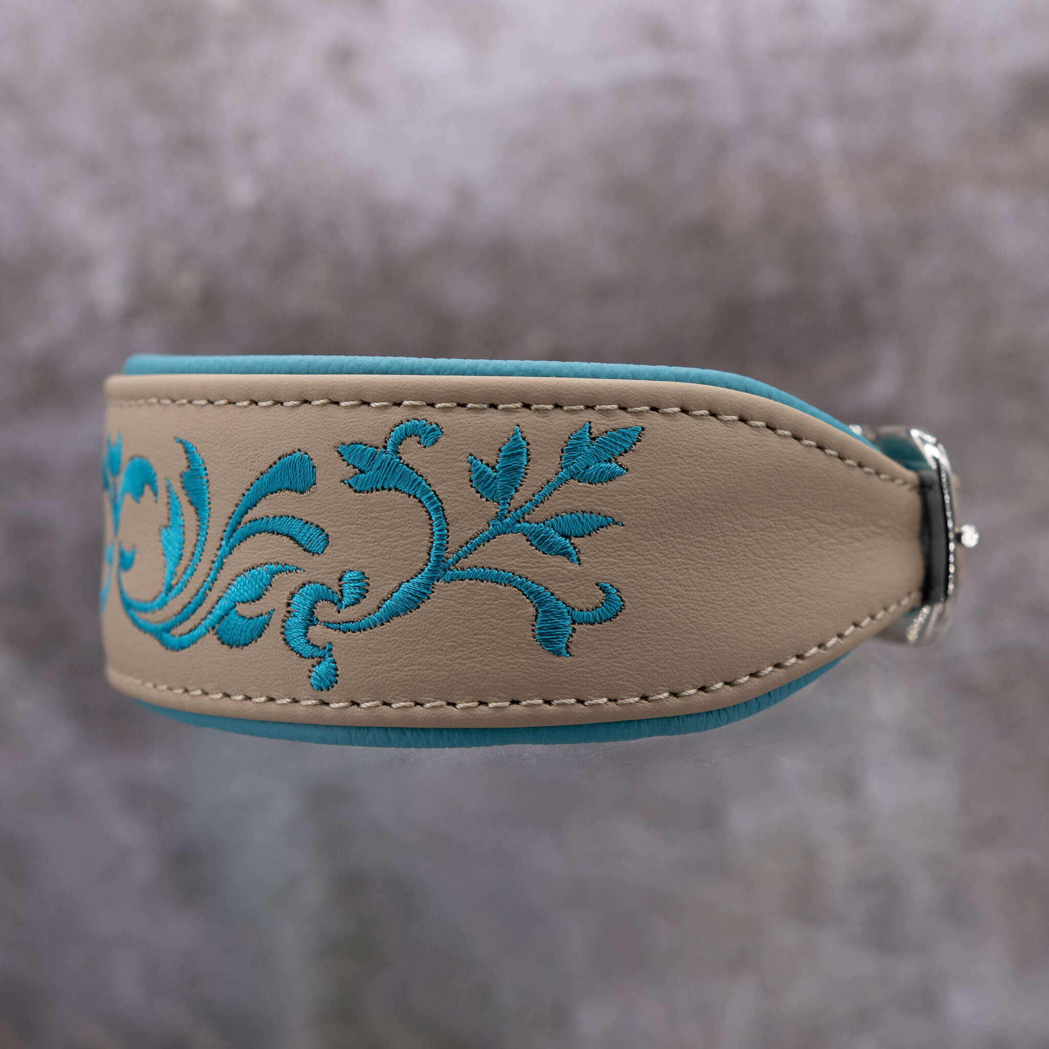 Seitliche Ansicht des 5 cm breiten Lederhalsbands mit Bestickung