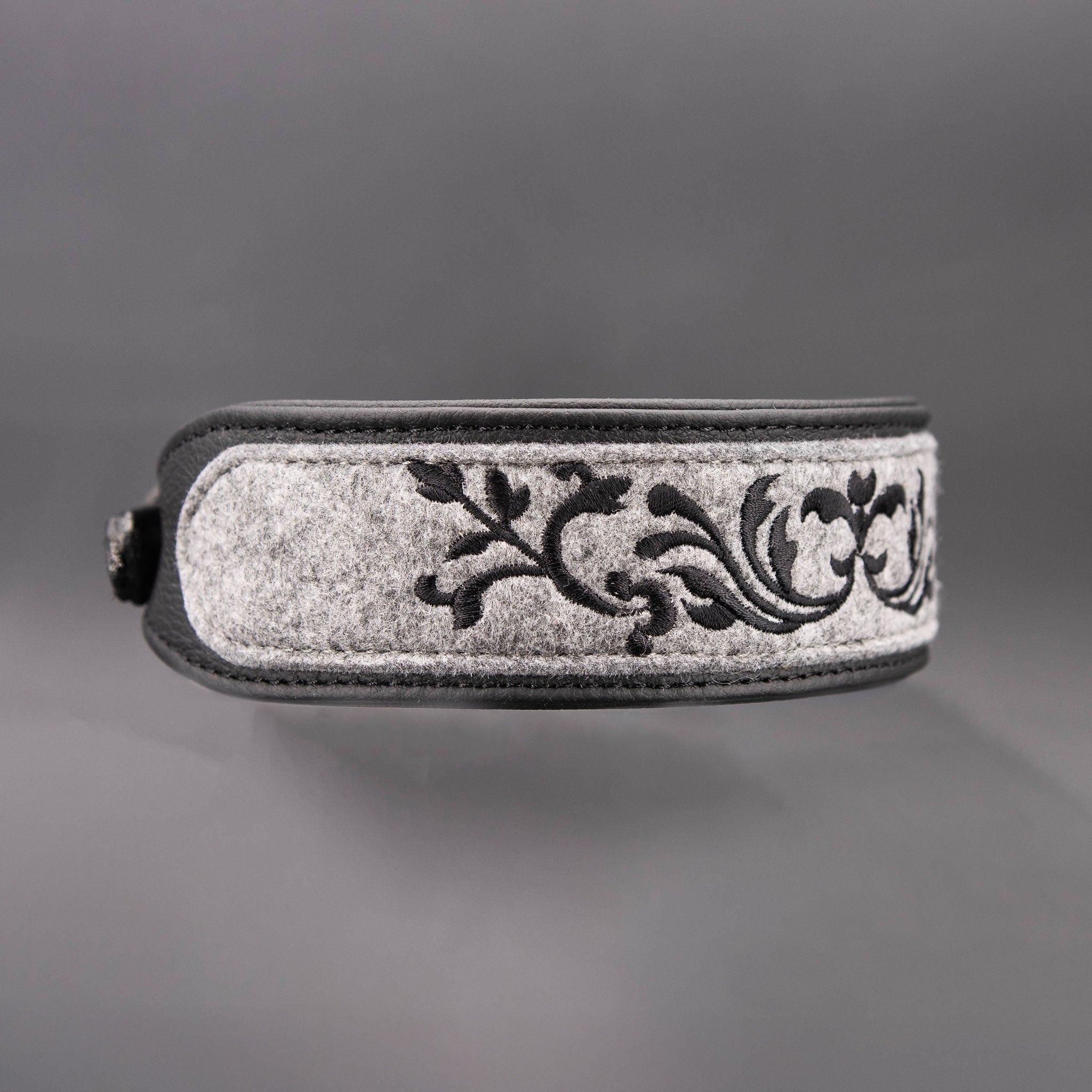 Detailansicht Ornament-Bestickung auf hochwertigem Wollfilz für exklusive Hundehalsbänder