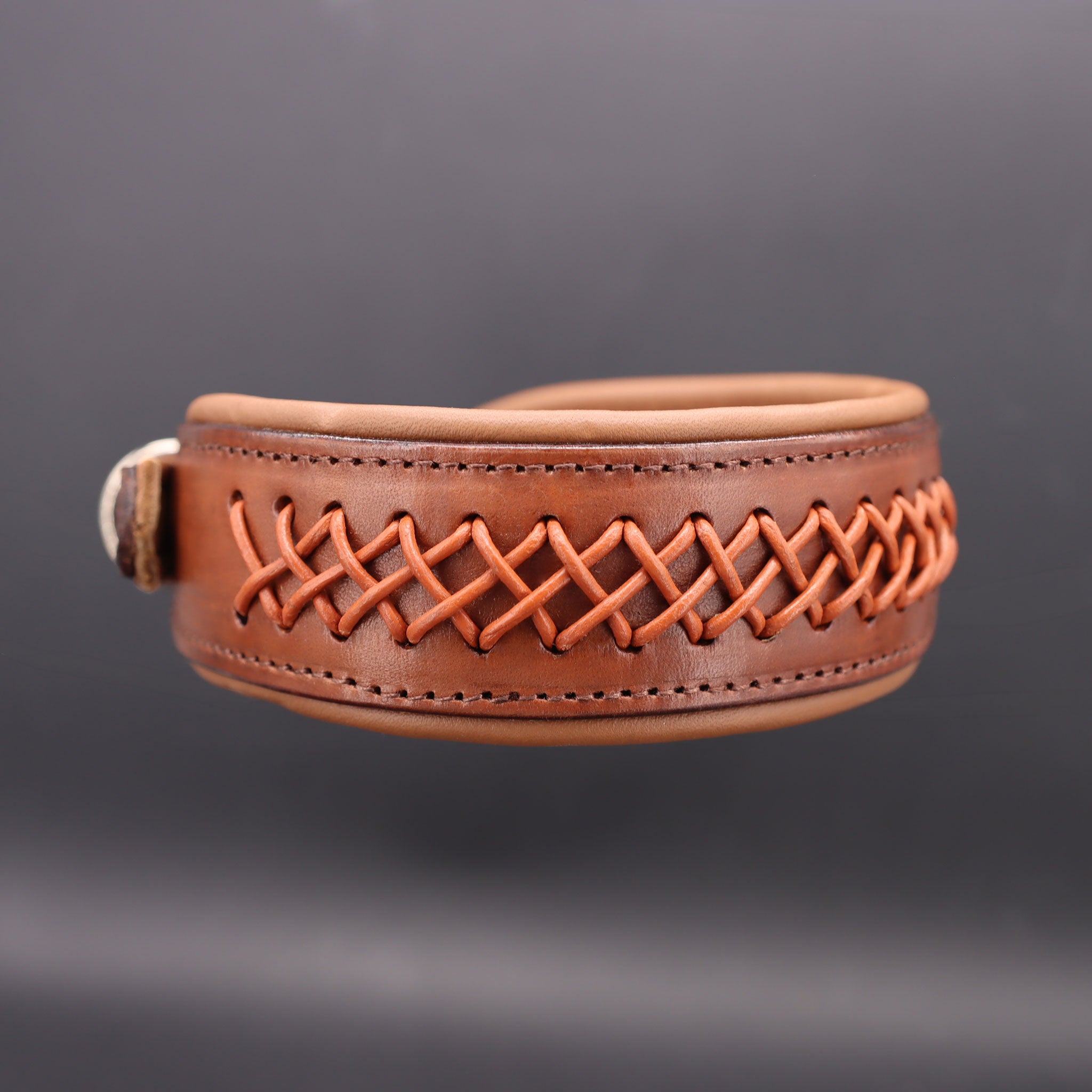 Detailaufnahme der Zick-Zack Lederflechtung auf haselnussbraunem Riemen