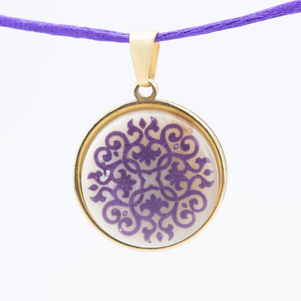 Büffelhorn Anhänger Arabisches Ornament Lila an violettem Satin-Schmuckseil mit goldfarbener Lünette