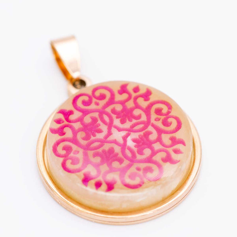 Büffelhorn Anhänger mit tiefengraviertem arabischem Ornament in Pink und goldfarbener Edelstahl-Lünette